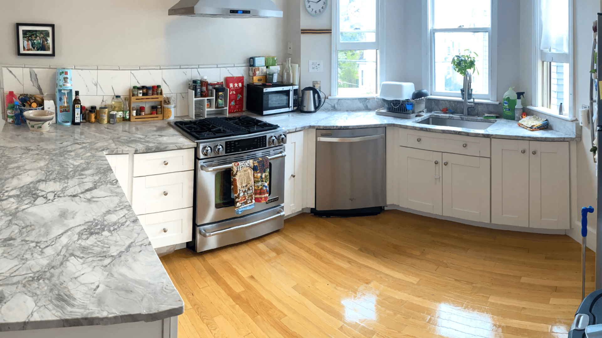 Kitchen after a professional deep cleaning by Cleanadora