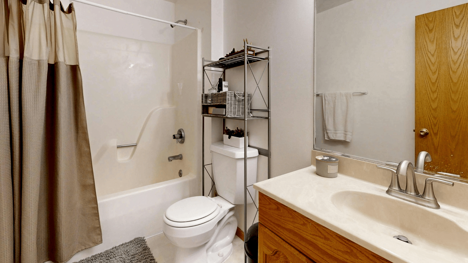 bathroom after a cleaning service done by experts from Cleanadora